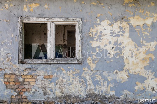 Picture of Fenster ohne Scheiben in einer Ruine